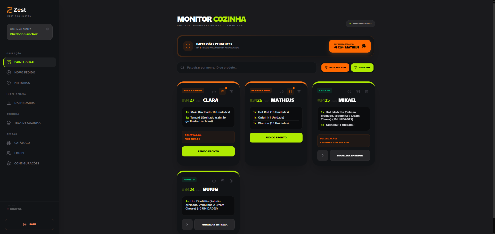 Painel de pedidos com Socket.IO em sala loja:<id>. Pedidos novos aparecem em tempo real, status flui novo → recebido → fazendo → preparando → aguardando expedidor → pronto. Middleware de auth no handshake valida JWT antes de admitir cliente na sala.